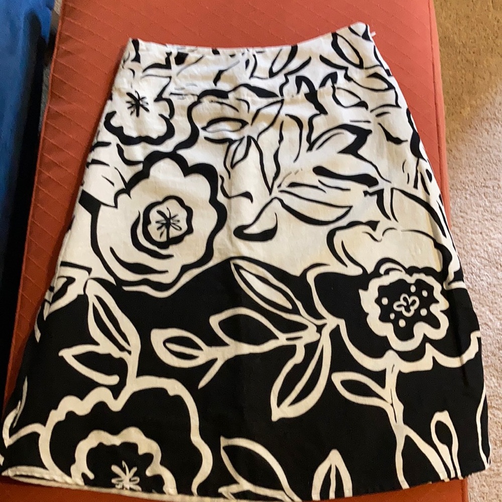 Women’s white and black floral skirt